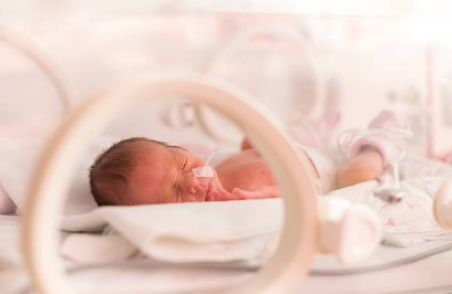 Leia mais sobre o artigo Sentir o nosso bebê prematuro em nossos colo faz com que nós, mães, preenchamos os nossos úteros e braços vazios